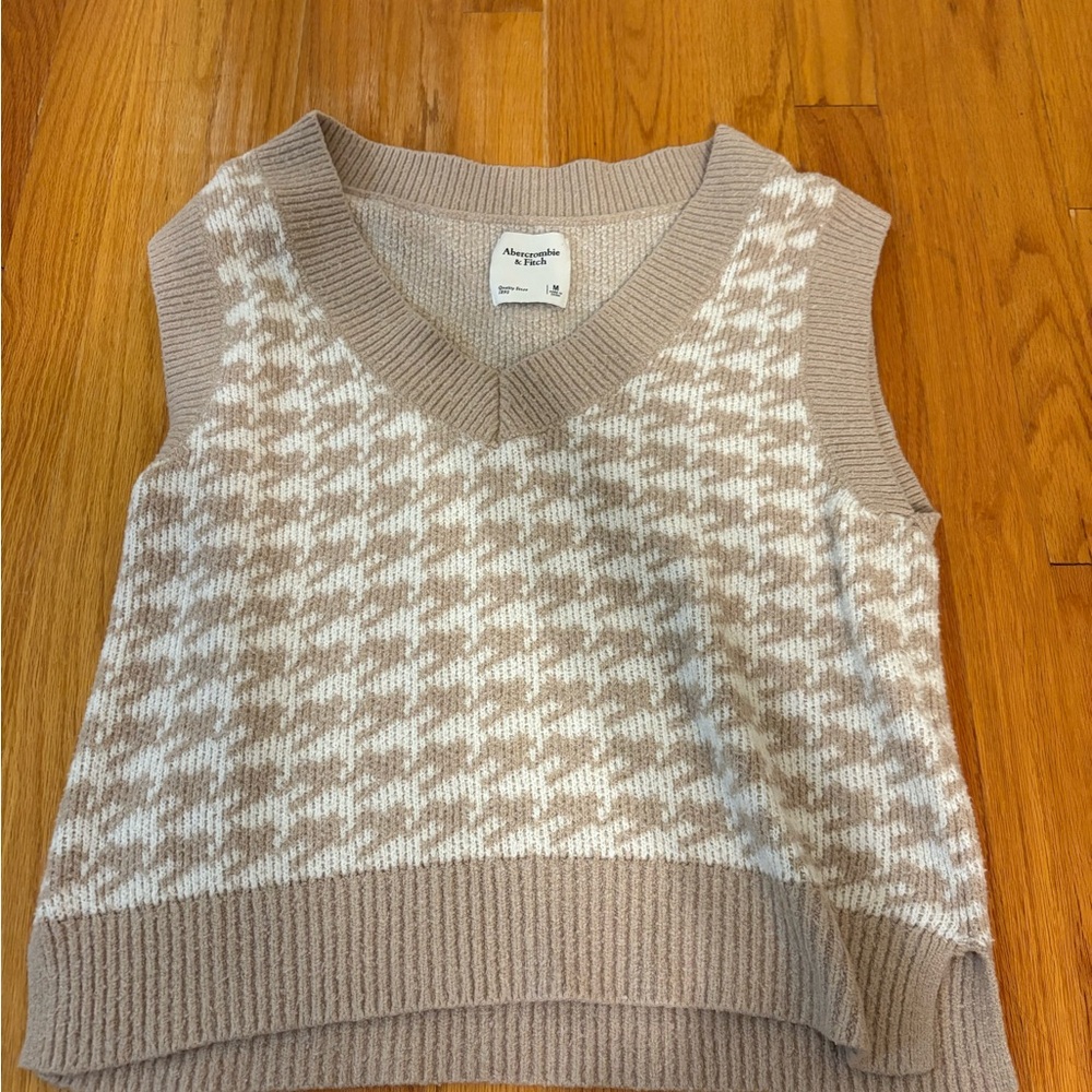 Abercrombie & Fitch V-Neck Sweater Vest - Beige and White